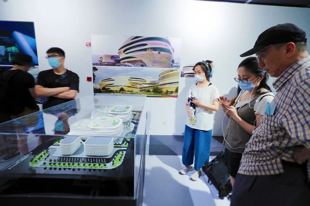 扎哈建筑事务所在上海办了个展，两件无限极展品隆重亮相