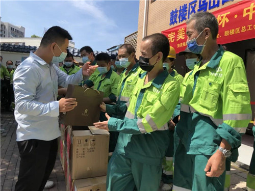 完美福建分公司开展为环卫工人送关怀活动