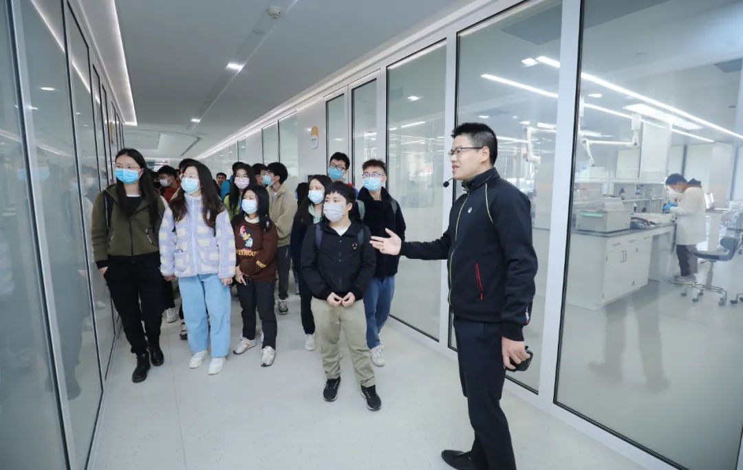 广州中医药大学师生来到无限极广场参观交流
