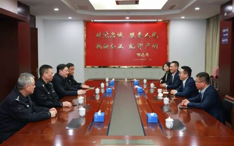 绿叶向江苏省东台市警方赠送破获打假案锦旗