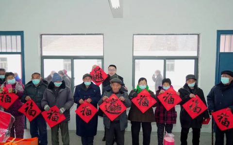 绿叶董事长徐建成回村里给80岁以上老人发新年大红包，并连续多年回乡捐资助学