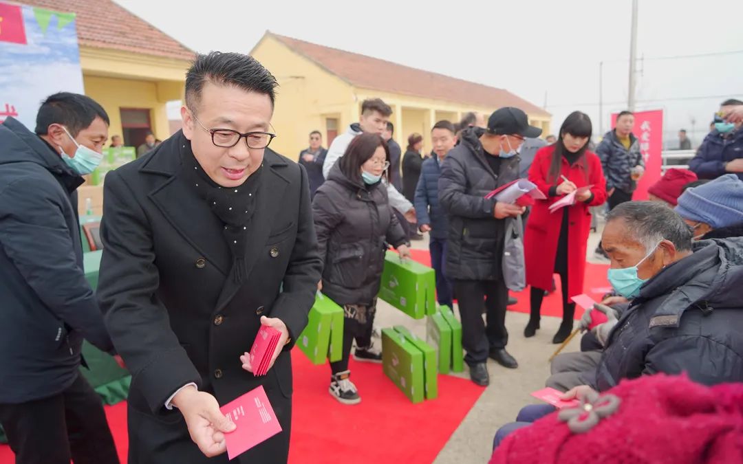 绿叶董事长徐建成回村里给80岁以上老人发新年大红包，并连续多年回乡捐资助学