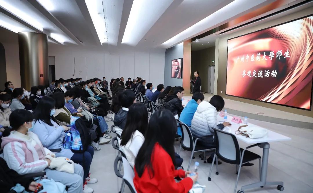 广州中医药大学师生来到无限极广场参观交流