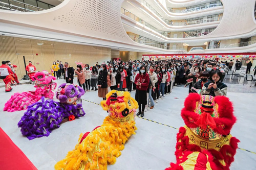 喜闹元宵 广州无限极广场把花灯庙会搬进来了