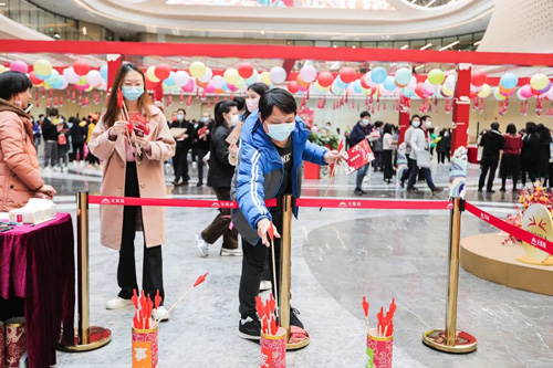 喜闹元宵 广州无限极广场把花灯庙会搬进来了