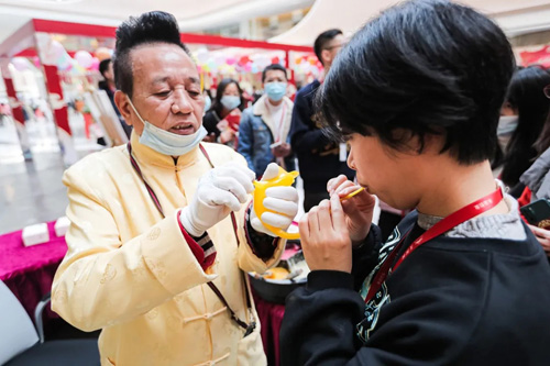 喜闹元宵 广州无限极广场把花灯庙会搬进来了