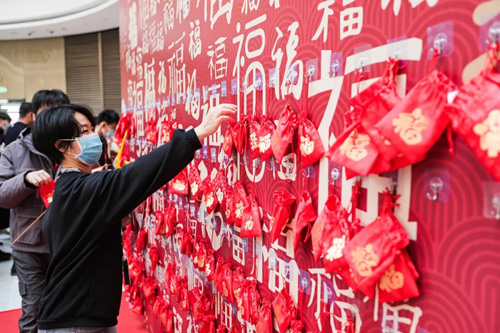 喜闹元宵 广州无限极广场把花灯庙会搬进来了