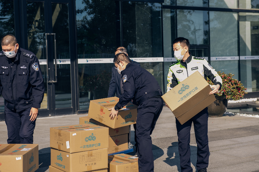 绿叶捐赠20万只口罩助力一线执勤交警及低保家庭抗疫