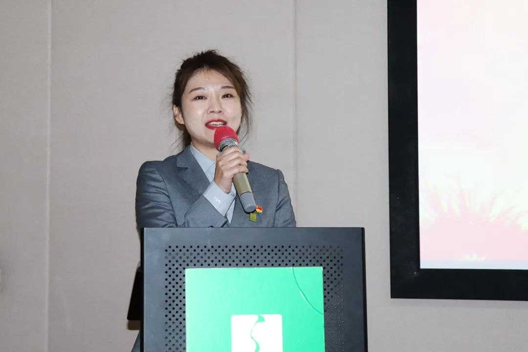 绿之韵集团党委组织召开学习“两会”精神专题会议