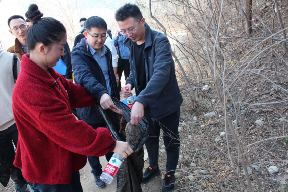 福瑞达生物生产基地举行三八节登山活动