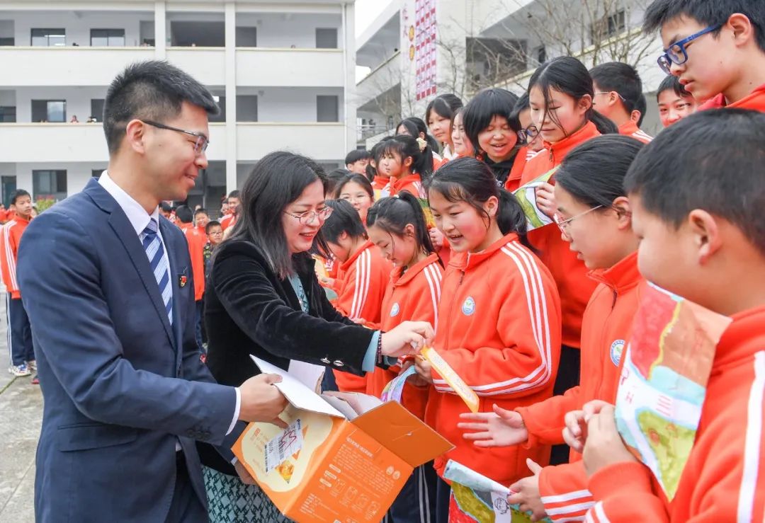 跃莱第四座爱心书屋跨越千里，暖心落户十堰房县窑淮学校