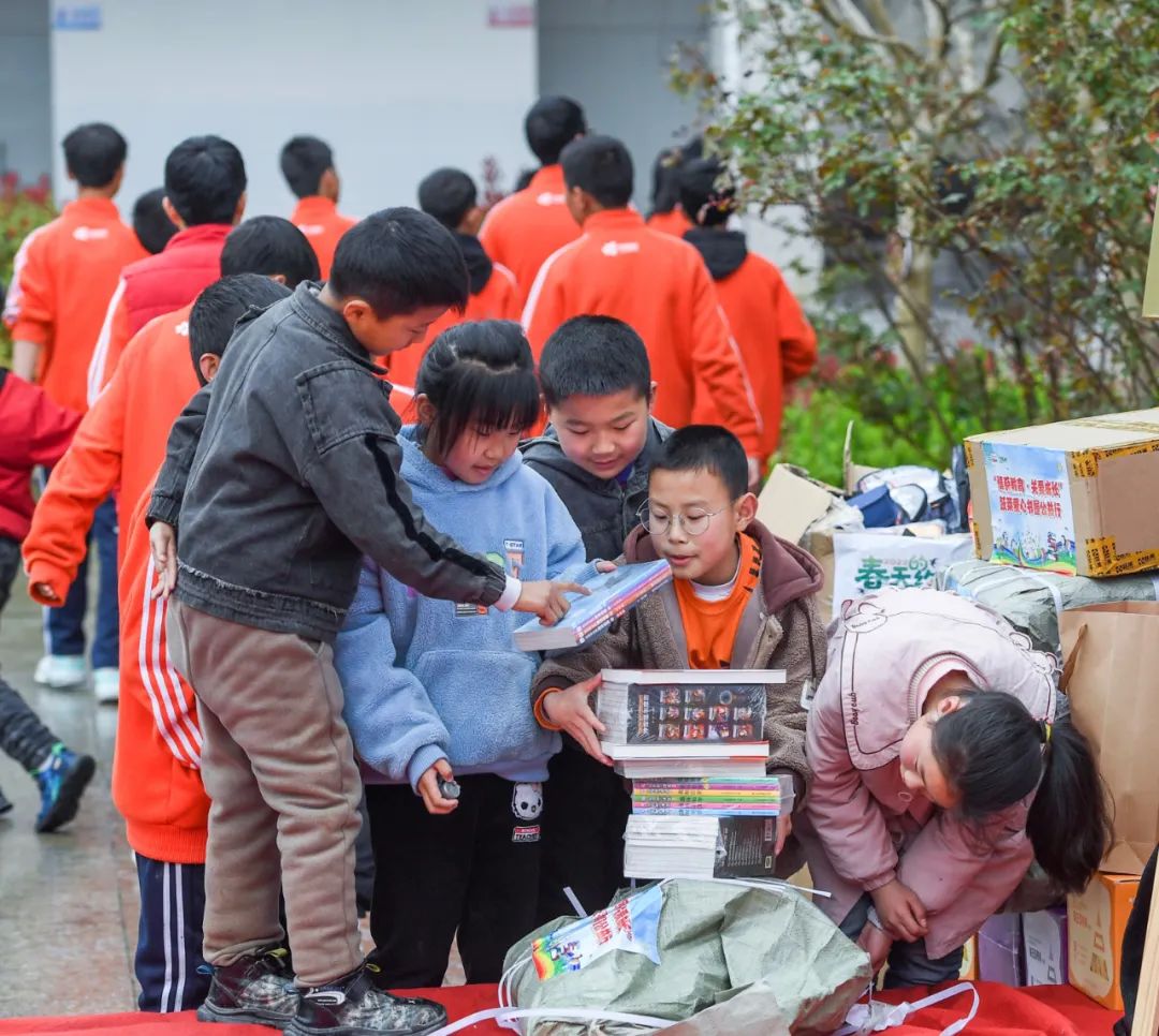 跃莱第四座爱心书屋跨越千里，暖心落户十堰房县窑淮学校