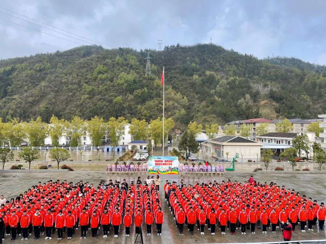 跃莱第四座爱心书屋跨越千里，暖心落户十堰房县窑淮学校