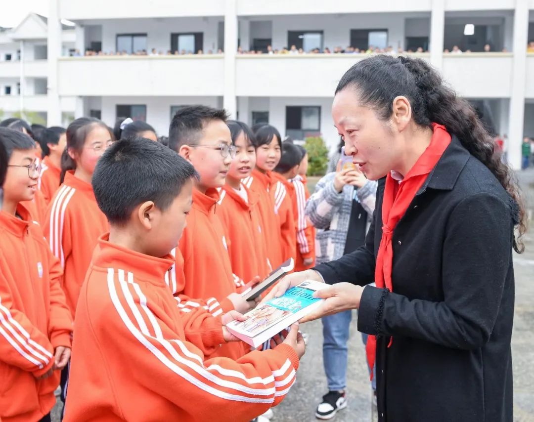 跃莱第四座爱心书屋跨越千里，暖心落户十堰房县窑淮学校