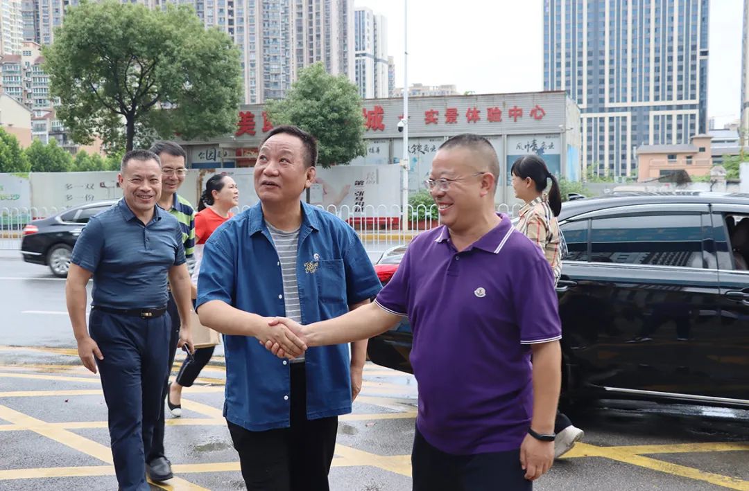 湖南省政协社会和法制委员会副主任钟钢一行莅临绿之韵中心调研