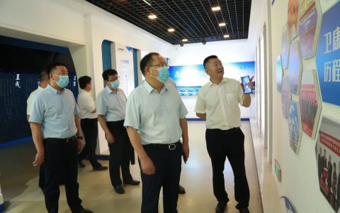 市人民医院党委书记李凤鸣一行到卫康考察交流