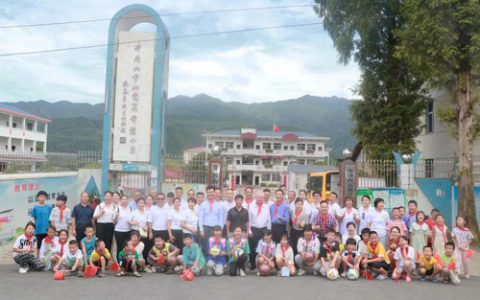 翻山越岭来看你 古润金回访井冈山希望小学