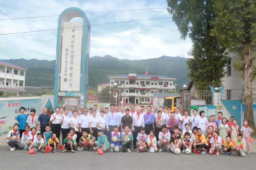 翻山越岭来看你 古润金回访井冈山希望小学