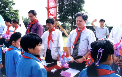 翻山越岭来看你 古润金回访井冈山希望小学