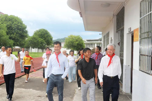 翻山越岭来看你 古润金回访井冈山希望小学