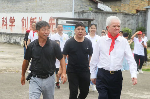 翻山越岭来看你 古润金回访井冈山希望小学