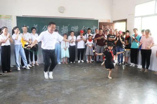 翻山越岭来看你 古润金回访井冈山希望小学