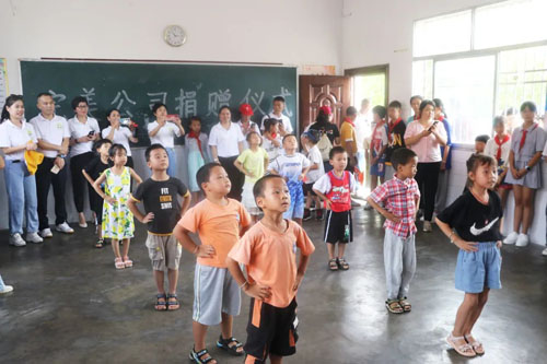 翻山越岭来看你 古润金回访井冈山希望小学