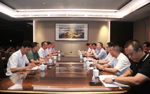 广东省农垦集团公司党委副书记、董事、总经理冯彤、广州中医药大学中药学院院长詹若挺一行莅临康美药业座谈交流