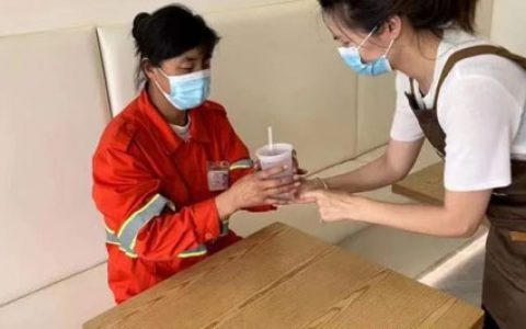 杭州“蒸烤模式” 康宝莱给环卫工人送清凉