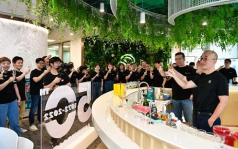 自然阳光闪耀黄浦江畔 五十载谱写健康华章
