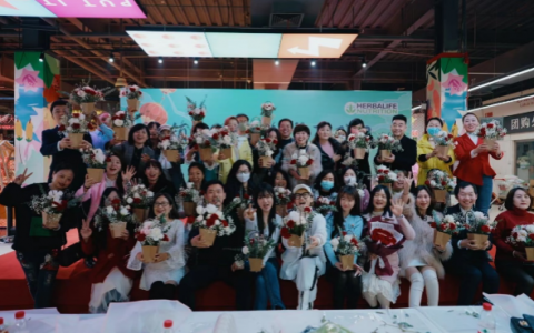 康宝莱举办“领潮健康 ‘莱’享秋日”DIY插花活动