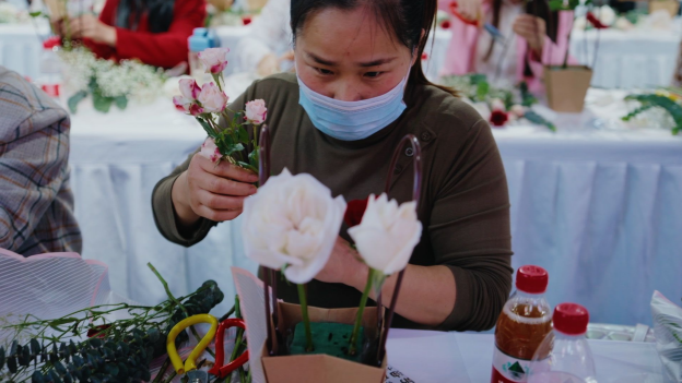 康宝莱举办“领潮健康 ‘莱’享秋日”DIY插花活动