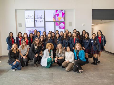 玫琳凯在青年峰会上激励科学、技术、工程、艺术和数学领域的新一代女性领导者