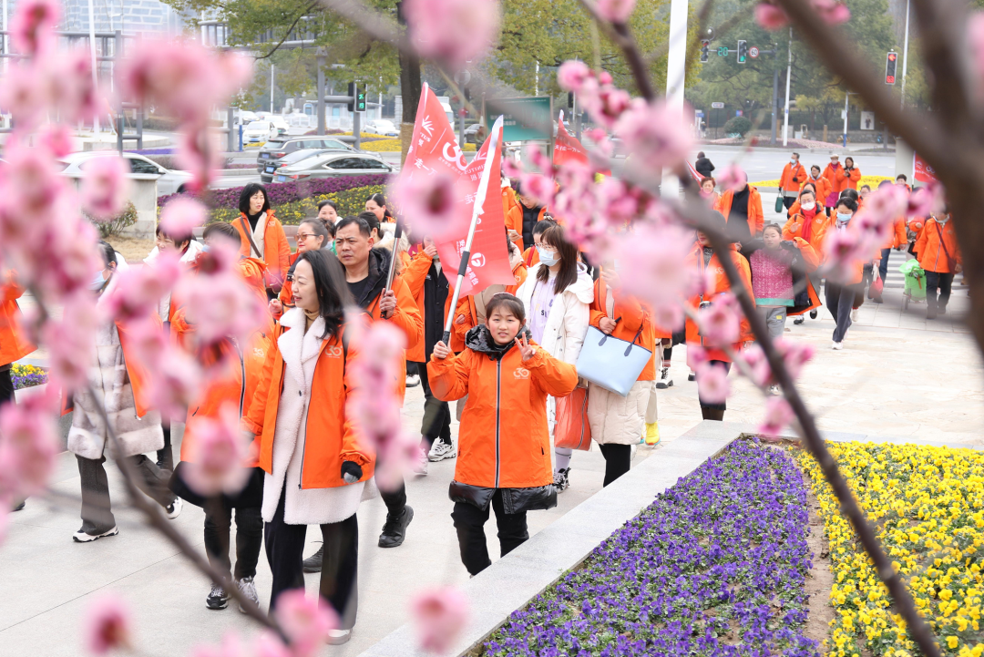 “每天行走一万步 健康人生无限极！”公益健步走活动在合肥举行