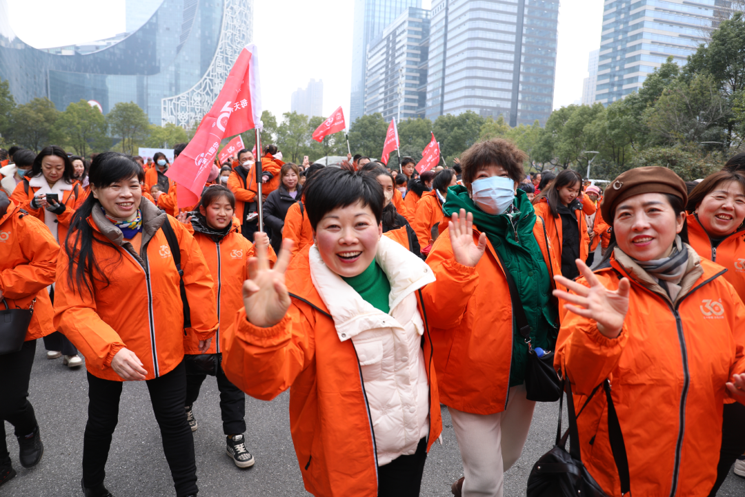 “每天行走一万步 健康人生无限极！”公益健步走活动在合肥举行