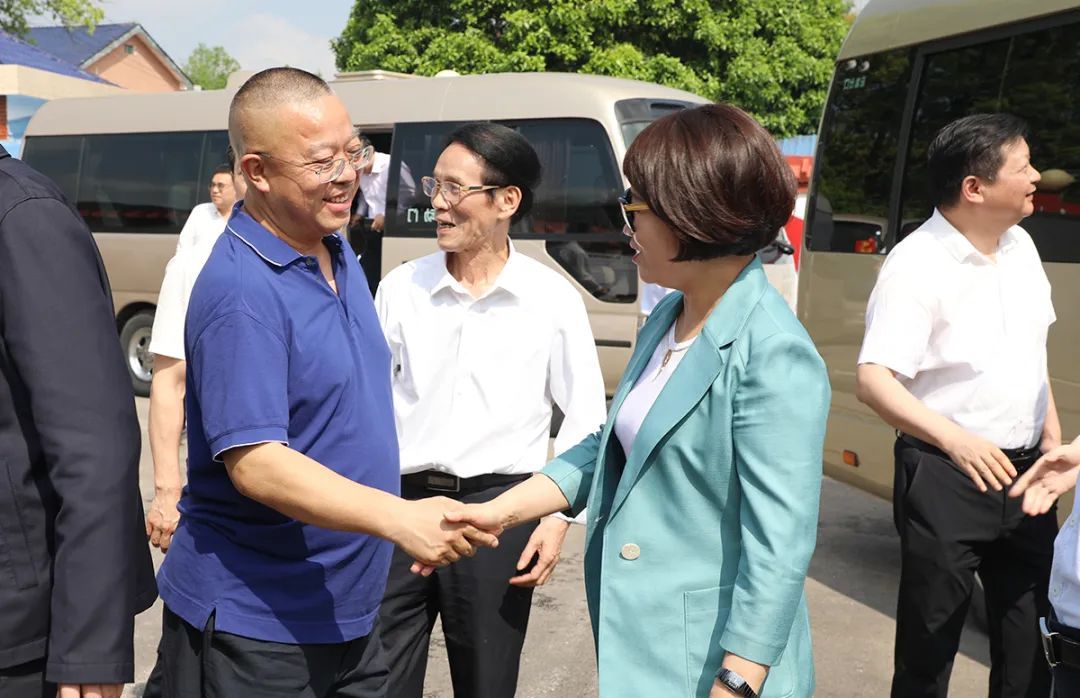 绿之韵董事长胡国安陪同长沙市人大常委会党组书记一行调研农村集体经济