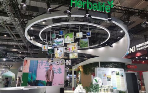 六赴进博会 康宝莱以全新形象亮相四叶草