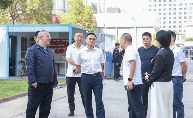 长沙市雨花区委常委、纪委书记钟孝明一行莅临绿之韵中心调研指导