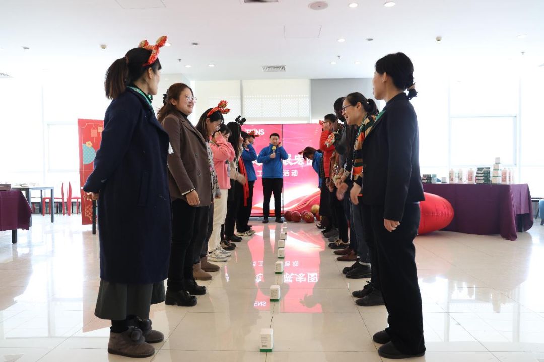 董事局主席李金元亲手包水饺 天狮集团举办小年员工联欢活动