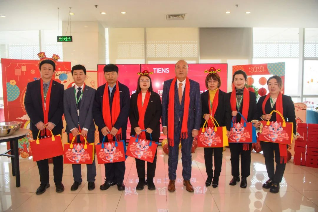 董事局主席李金元亲手包水饺 天狮集团举办小年员工联欢活动