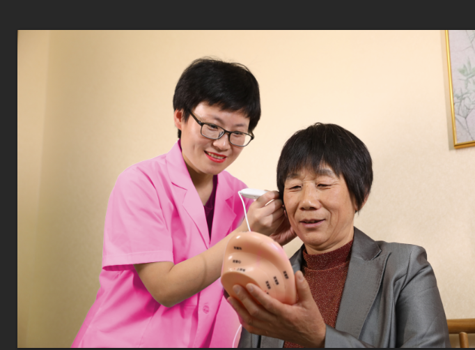 图11：隋女士（右）在新时优品健康管理服务中心做智能耳穴仪健康监测.png