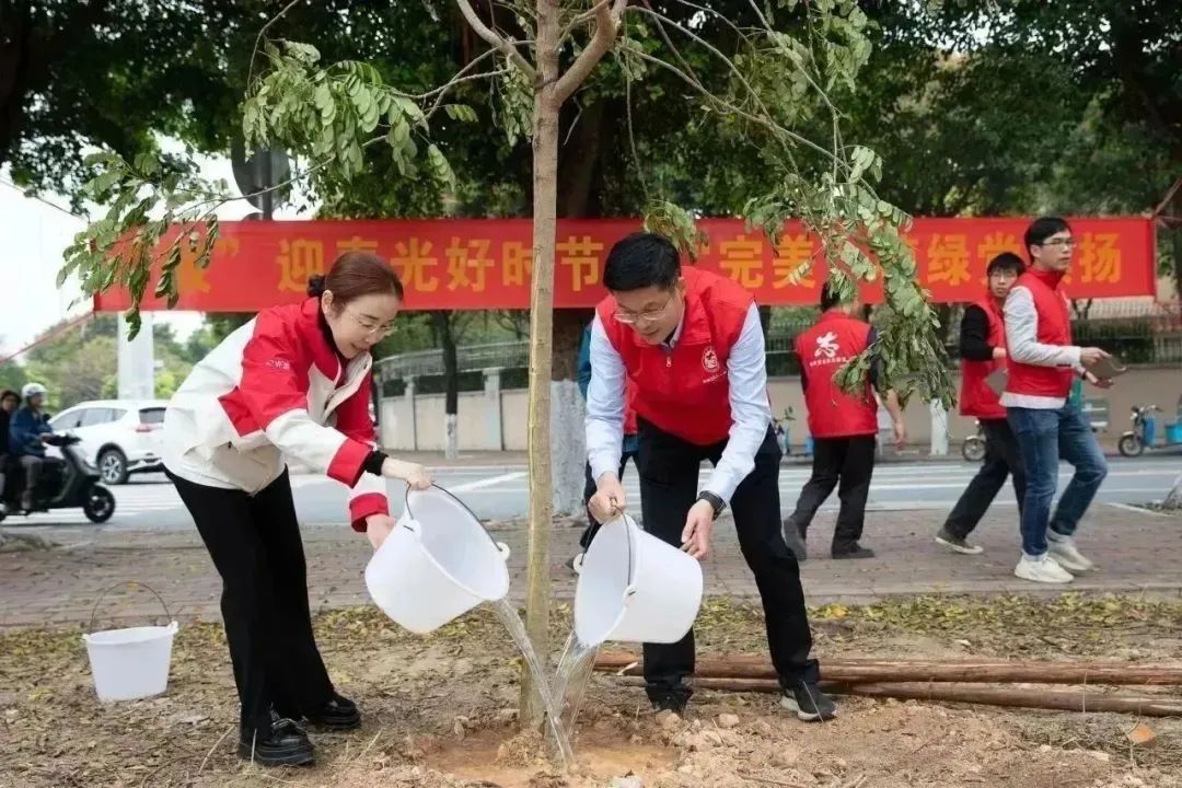 完美公司举办“‘岐’迎春光好时节 ‘完美’植绿党旗扬”绿化植树活动