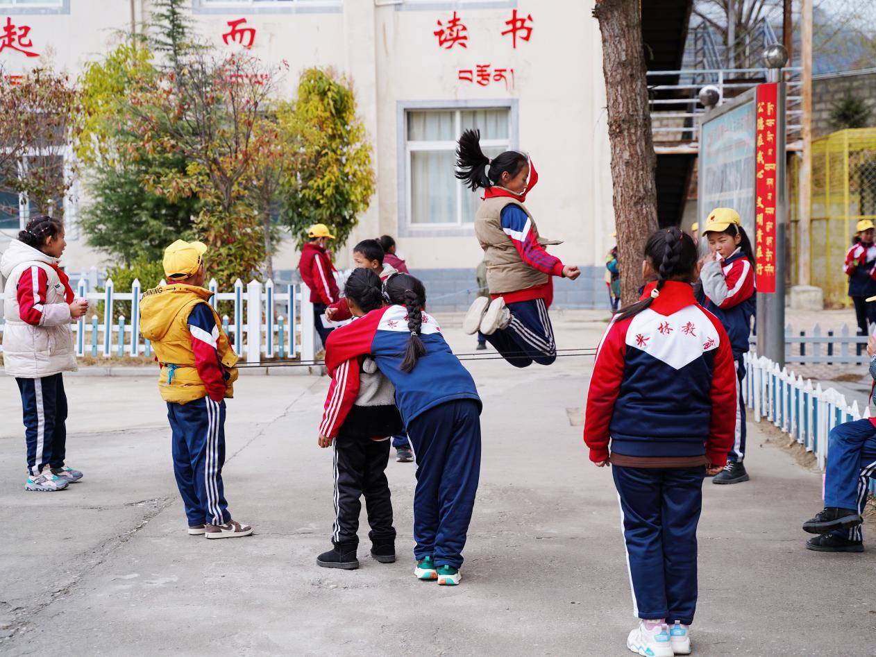 天津市源初公益基金会赴西藏林芝市米林县派镇小学举行爱心助学活动