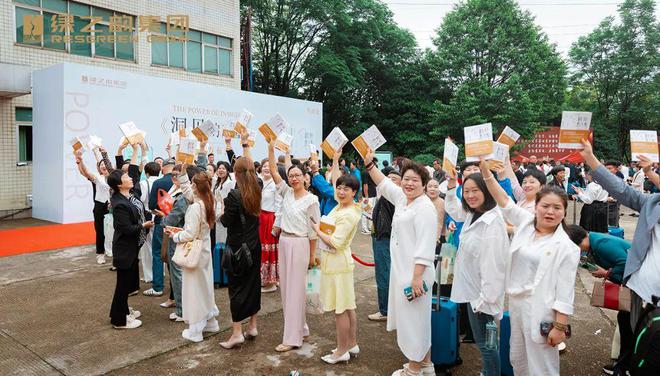 绿之韵胡国安新书《洞见的力量》首场签售会成功举行，现场人气火爆