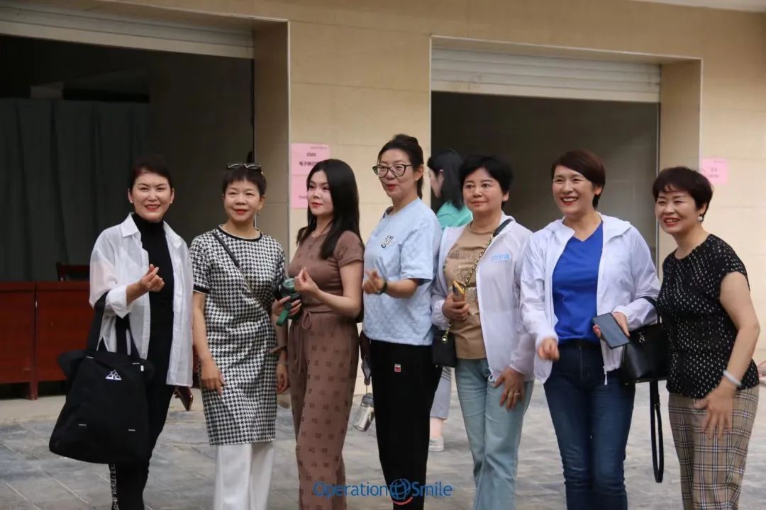 艾多美“微笑行动”和田站拉开帷幕