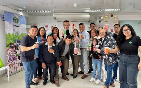 绿世界集团秘鲁分公司迎来钻石领导人，开启“蓝棒棒”奶茶项目新篇章