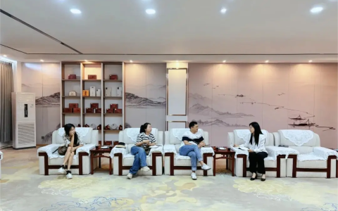 思茅区发展和改革局副局长张浩，思茅区工信科技局副局长李婷一行到理想华莱云南营销中心进行走访调研
