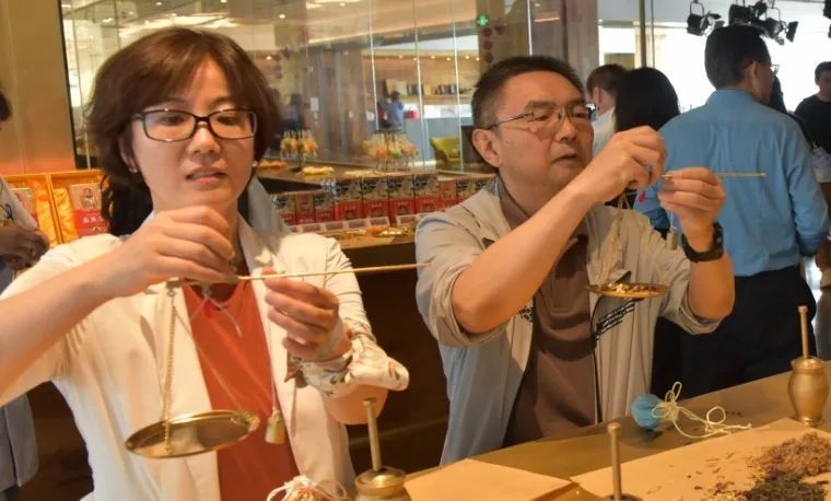 北京出版集团探访同仁堂知嘛健康零号店