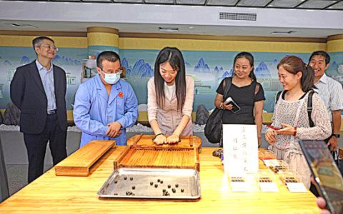教师节同仁堂迎来乌鲁木齐多民族医生研修班