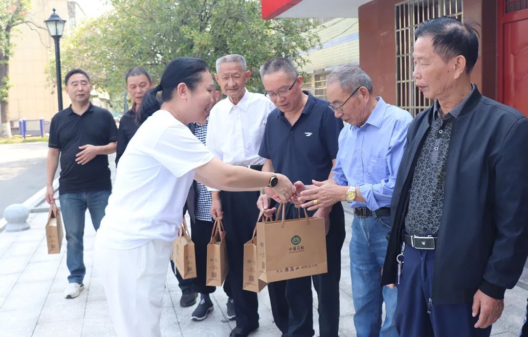 绿之韵集团党委开展“传承温暖与关怀”主题党日活动